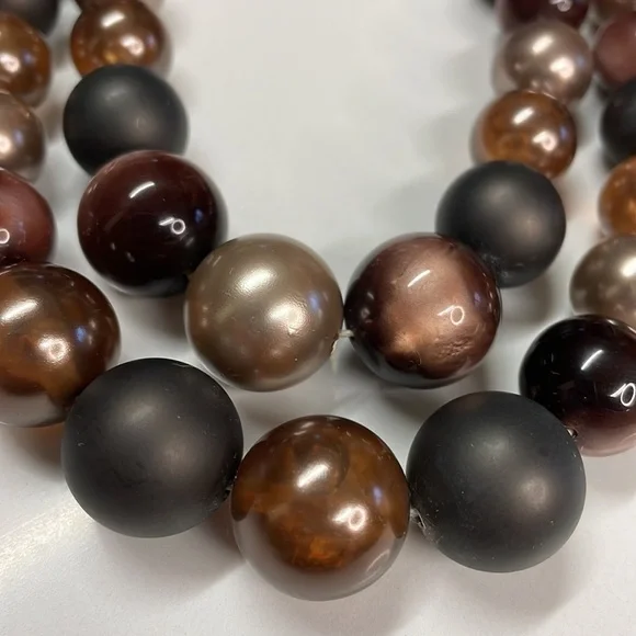 2-layer Plastic Bead Necklace - Picture 4 of 11